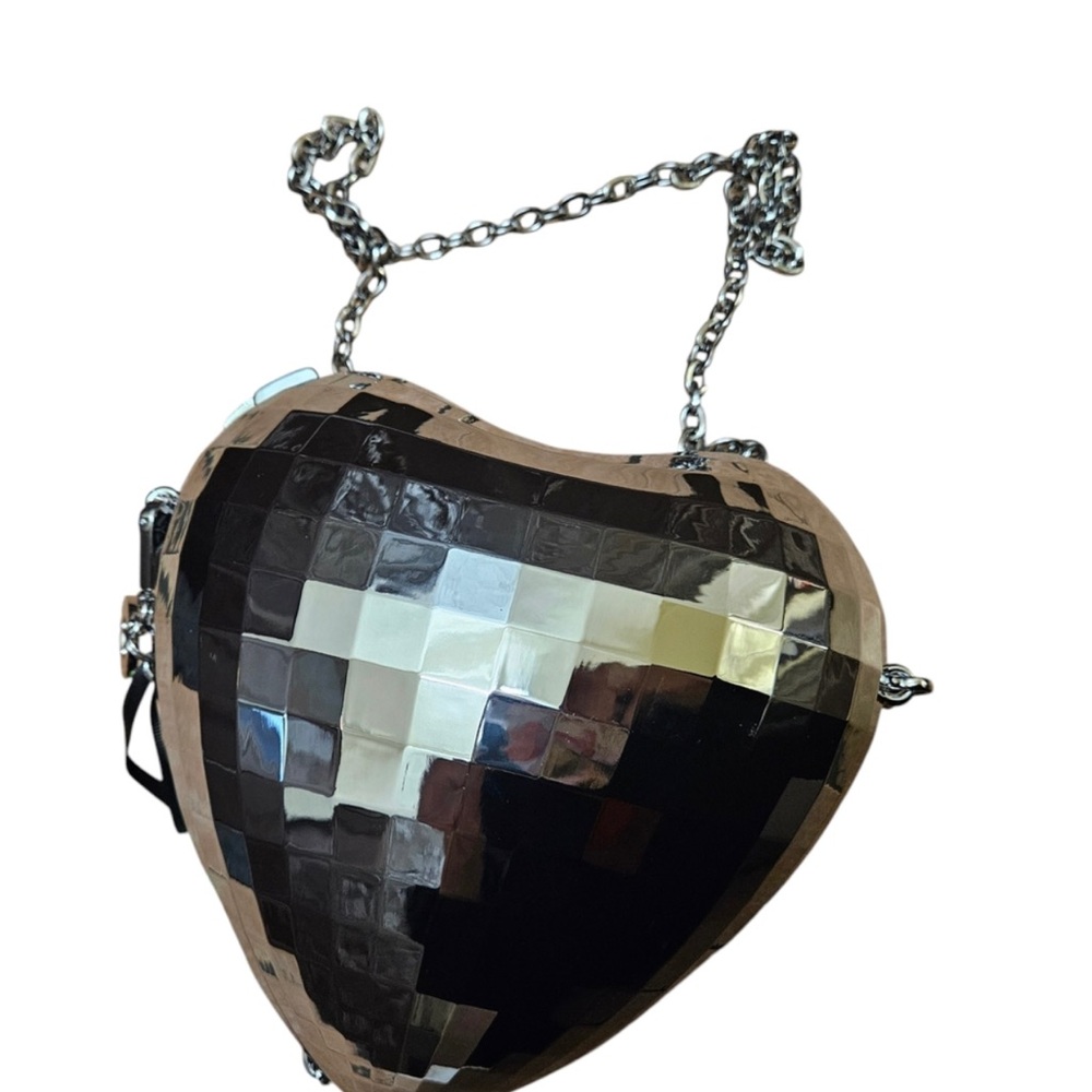 KateSpade HeartShaped Silver Disco Crossbody NWT
IN HAND not waiting on delivery